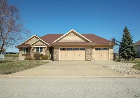 148 Eagle Ridge Dr, Waverly, IA 50677