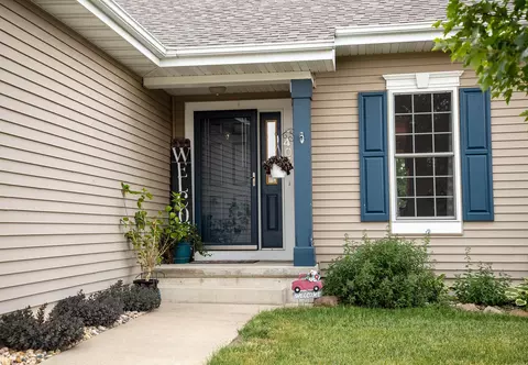 1405 Meadow Vw, Waverly, IA 50677