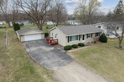 132 Oak Ridge Rd, Waterloo, IA 50702
