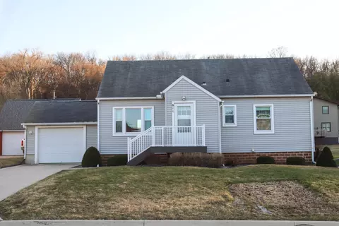 811 Carter St, Elkader, IA 52043