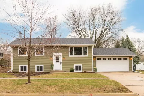 3625 Briarwood Dr, Cedar Falls, IA 50613