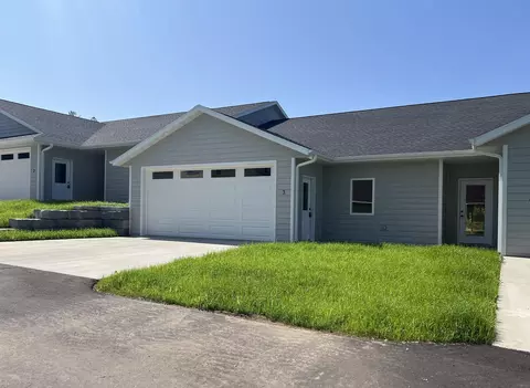 709 Washington St #3, Decorah, IA 52101