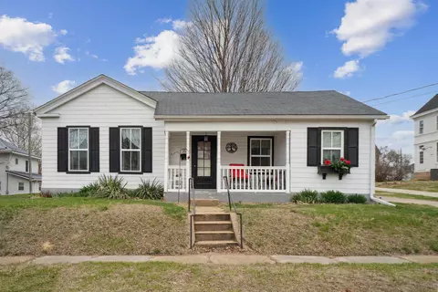 206 NE 4th St, Independence, IA 50644