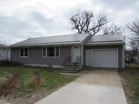 208 SW 3rd St, Hopkinton, IA 52237