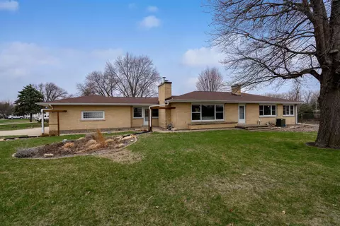 1709 Brookside Dr, Cedar Falls, IA 50613