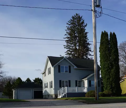 128 W 4th St, Wellsburg, IA 50680