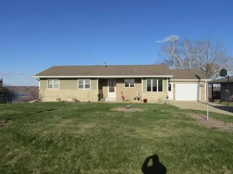907 Acre St, Guttenberg, IA 52052