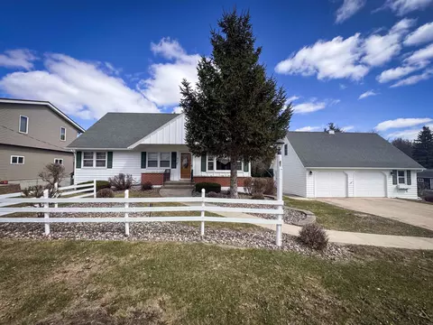 609 NW 5th St, Waukon, IA 52172