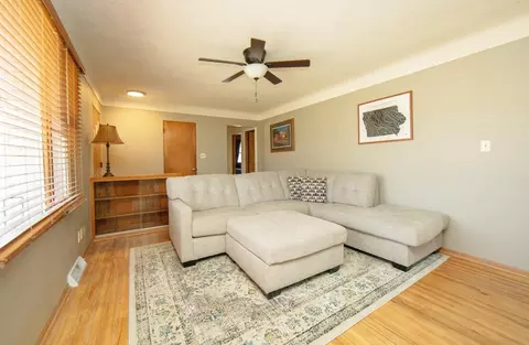 545 Beverly Hls, Waterloo, IA 50701 photo 2