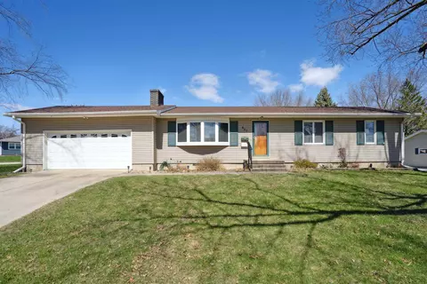 447 Cataract Ave, Waterloo, IA 50702