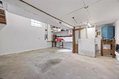313 S 2nd St, Manchester, IA 52057