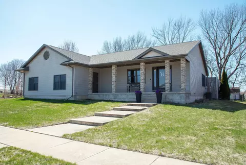 301 NW Park 26th St, Waverly, IA 50677