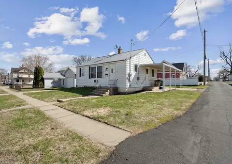 211 6th St SE, Dyersville, IA 52040