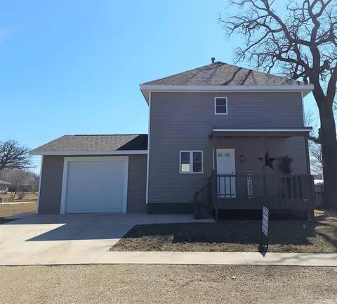 525 W 4th Ave, Cresco, IA 52136