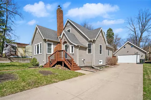 1123 W 3rd St, Cedar Falls, IA 50613