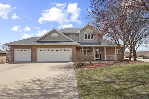 866 5th St SW, Dyersville, IA 52040