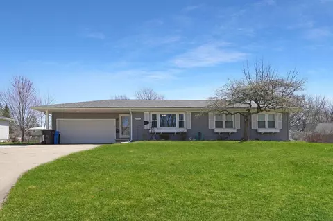 3312 Pridemore Dr, Cedar Falls, IA 50613