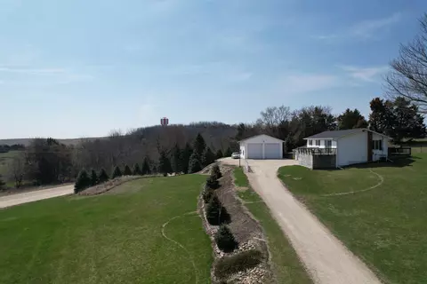 19671 Military Rd, Monticello, IA 52310