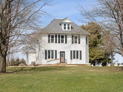 27073 Pleasant Ridge Rd, Mcgregor, IA 52157