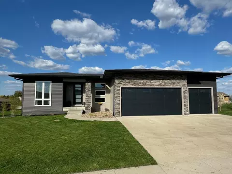 4712 Wild Flowerr Ln, Cedar Falls, IA 50613
