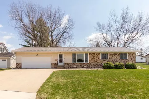 403 Lakeside Dr, Fairbank, IA 50629