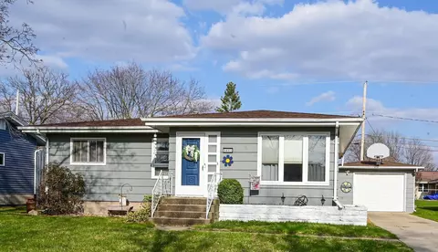 1031 New St, Manchester, IA 52057