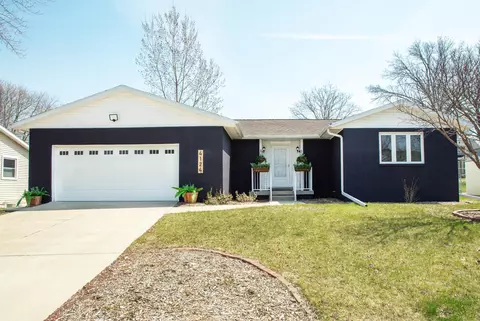 4124 Spruce Hills Dr, Cedar Falls, IA 50613