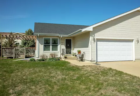1404 Meadow Vw, Waverly, IA 50677