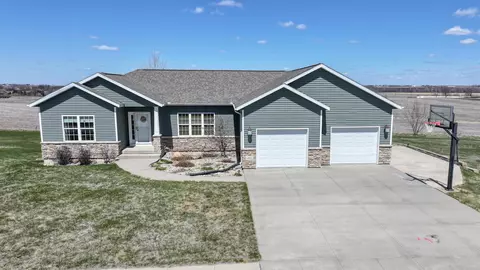 411 Nicklaus Dr, Parkersburg, IA 50665