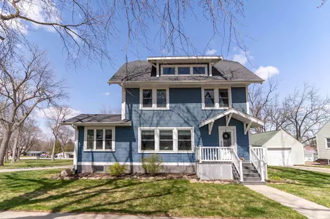 1207 H Ave, Grundy Center, IA 50638
