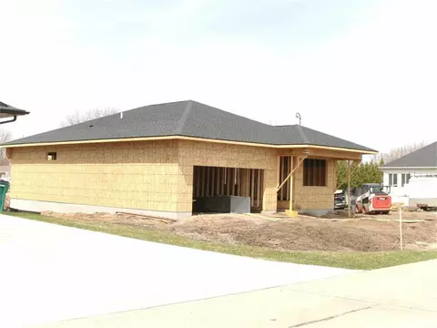 660 Hunter Dr, Evansdale, IA 50707