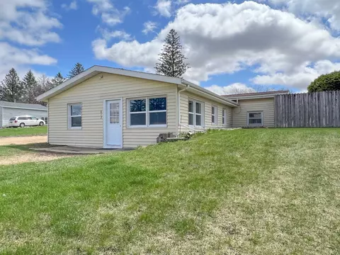 612 W Water St, Fayette, IA 52142