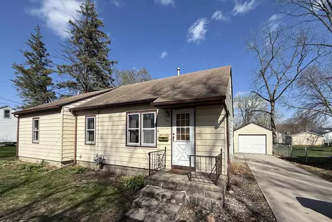 1625 W 11th St, Waterloo, IA 50702