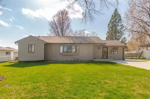 4317 Clearview Dr, Cedar Falls, IA 50613