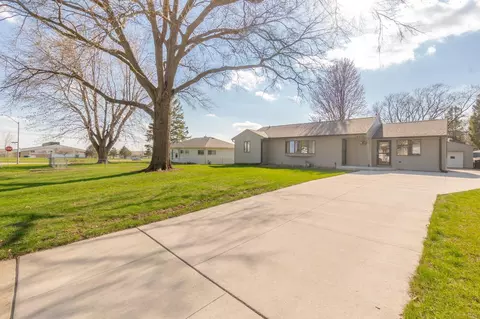 4317 Clearview Dr, Cedar Falls, IA 50613 photo 2