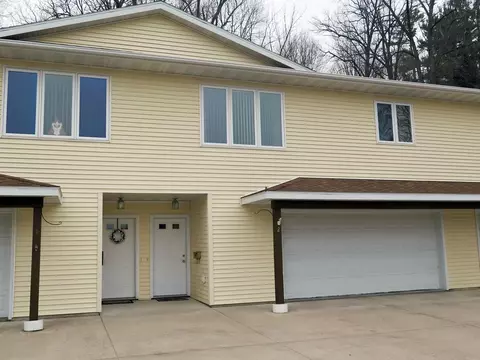 711 W Main St #2, Decorah, IA 52101
