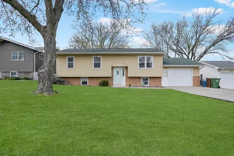 3344 W Ridge Dr, Waterloo, IA 50701