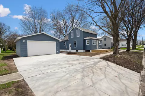 306 NE 8th Ave, Independence, IA 50644