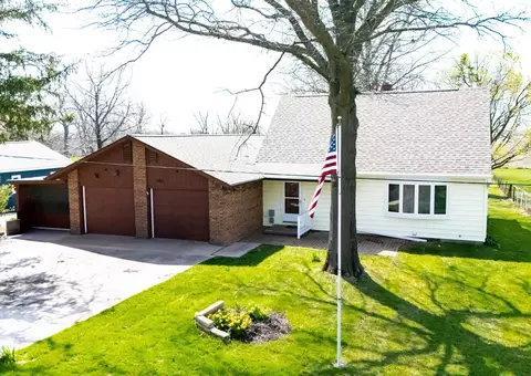 205 W Orange Rd, Waterloo, IA 50701