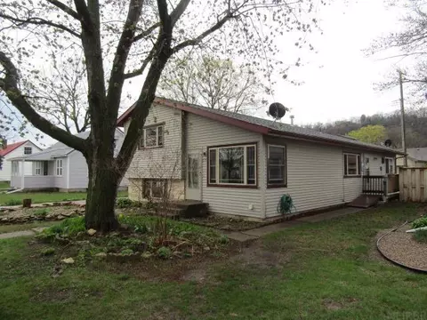 826 N 2nd St, Guttenberg, IA 52052