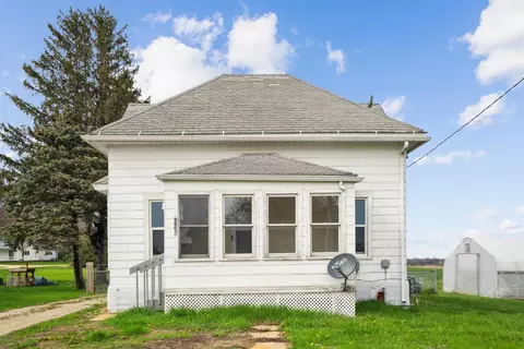 225 E Monroe St, Winthrop, IA 50682