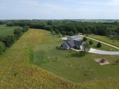 1691 N Cunningham Rd, Dunkerton, IA 50626