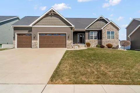 2932 Timber Cv, Cedar Falls, IA 50613