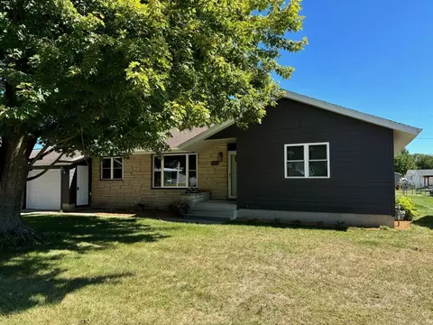 1023 Gales Ave, Manchester, IA 52057