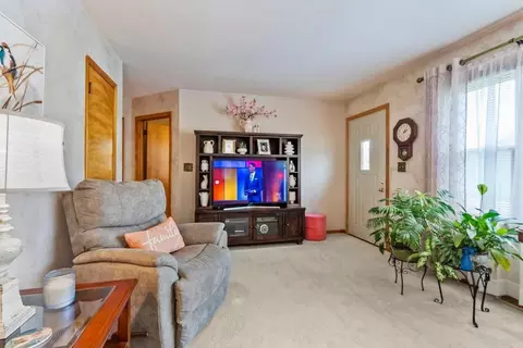 614 Black Hawk Rd, Waterloo, IA 50701 photo 3