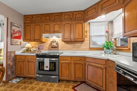 614 Black Hawk Rd, Waterloo, IA 50701 photo 9