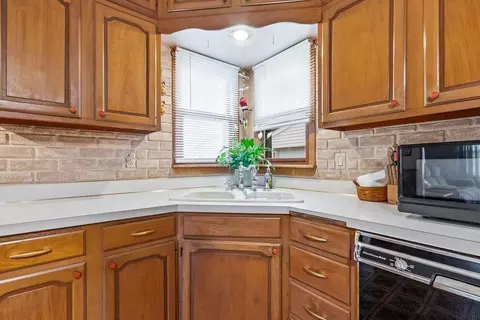 614 Black Hawk Rd, Waterloo, IA 50701 photo 8