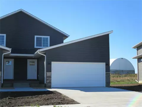 4220 Mourning Dove Dr, Waterloo, IA 50702