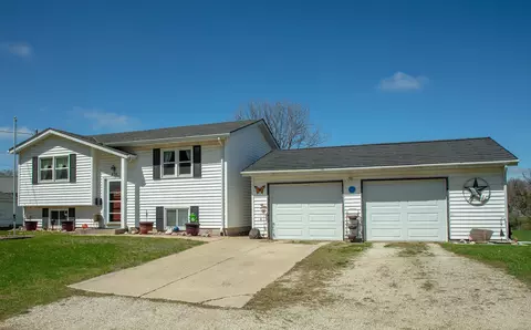 230 Berkey St, Maynard, IA 50655