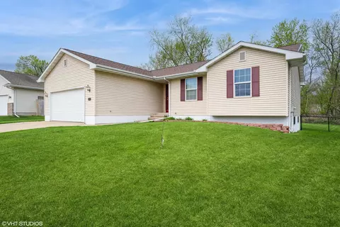 2438 SW Handley Dr, Cedar Rapids, IA 52404